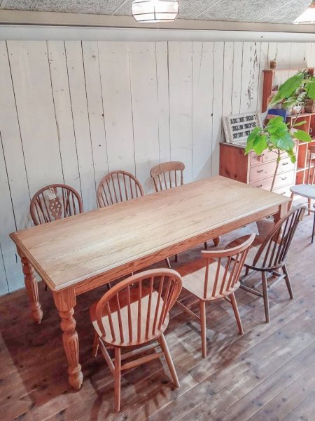 6人〜8人がけの大きなダイニングテーブル、大家族や会社の会議テーブルにおすすめ