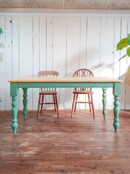 写真はW1800×D800、6人がけサイズのダイニングテーブルです。