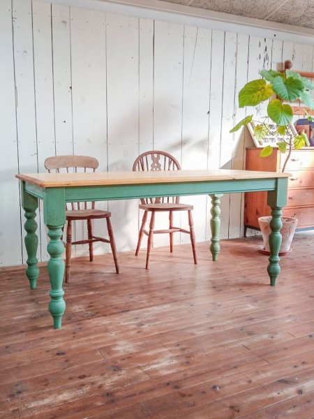 ろくろ足のダイニングテーブル専門店です