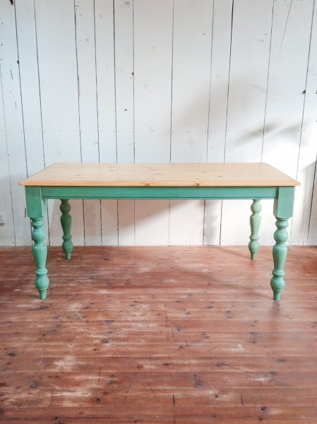 最大2400mmまで大きなダイニングテーブルの製作もお任せ下さい。