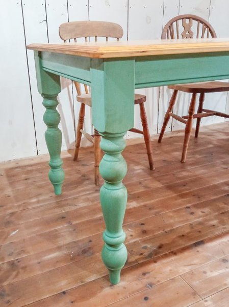 こちらはろくろ足「カントリー」少し太くでどっしりした印象