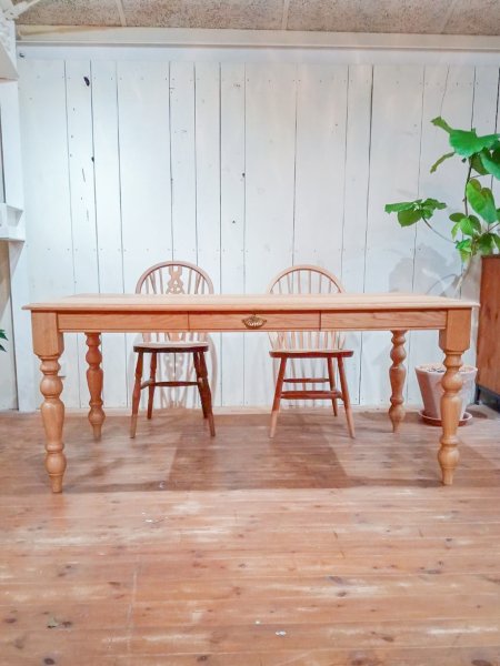 どしっと重厚感のある太めのろくろ足ダイニングテーブルです。