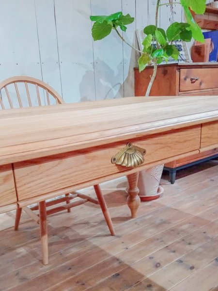 引出しの真鍮取っ手は、色々なデザインから選べます。