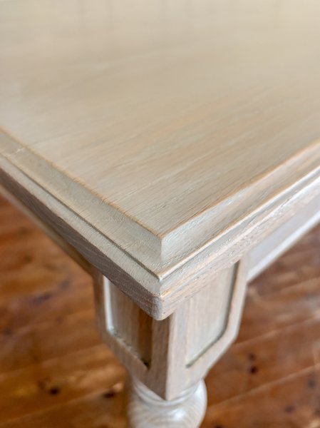 スクエアにカットした天板縁