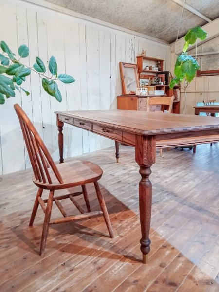 輸入住宅によく似合うターンドレッグダイニングテーブル