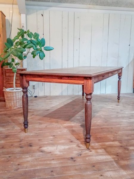 写真はW2100×D900×H750mm、6〜8人がけサイズです。