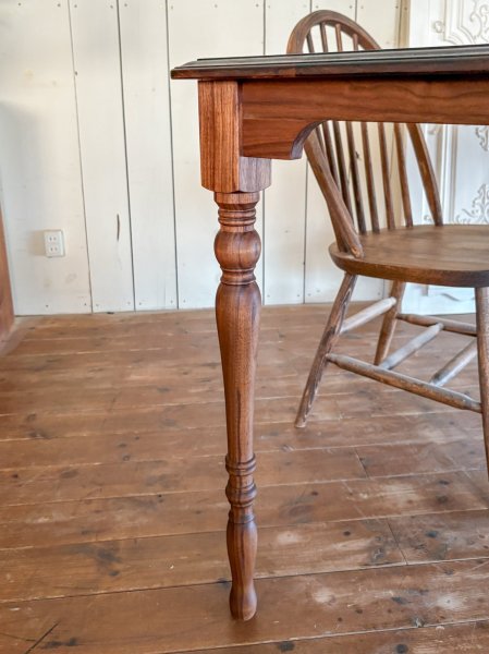 玉と緩やかな曲線が美しいろくろ足「スレンダー」