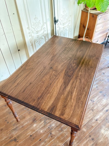 高級木材ウォールナット無垢材そのものの色を活かした「クリア色」