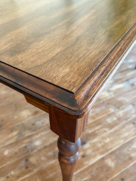 テーブルの角は丸く、縁はモールディングカットされています。