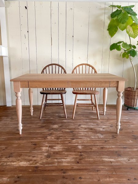 シンプルクラシックなろくろ足ダイニングテーブル