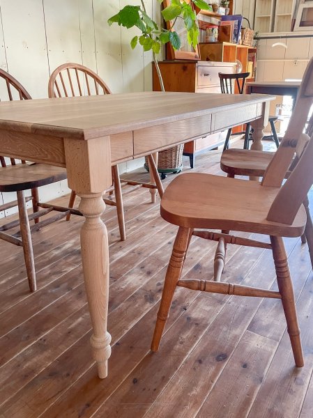 写真の足は「ビーチ材」少し色と木目が違います。