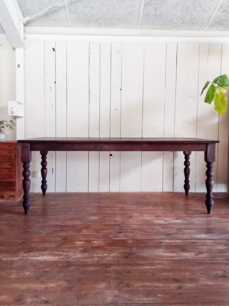 写真は2000✕900mmの大きなダイニングテーブル