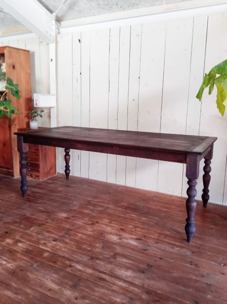 パイン材を使ったアンティーク調デザインのろくろ足テーブルです。