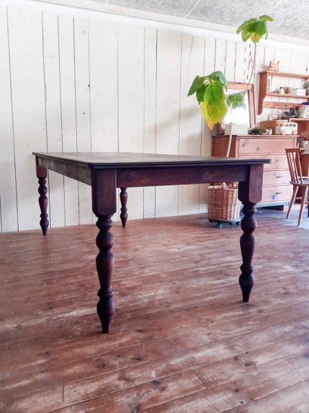 最大2400mmまで対応できるので、店舗や施設向けのテーブルもお任せ下さい