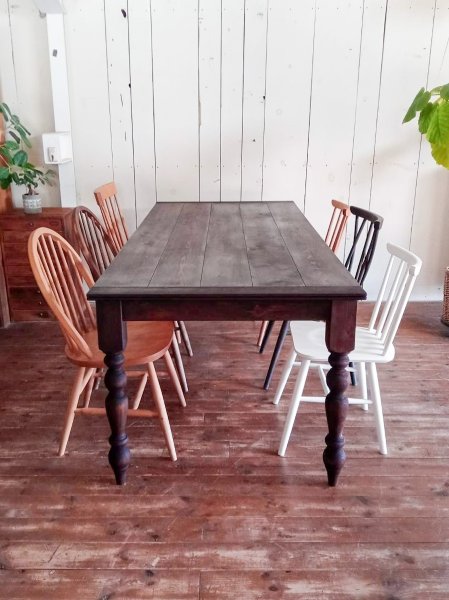 天板には筋彫りや端バメがしてあっておしゃれです。