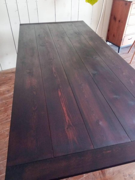 接ぎ板のジョイント部分に溝彫りを入れています。