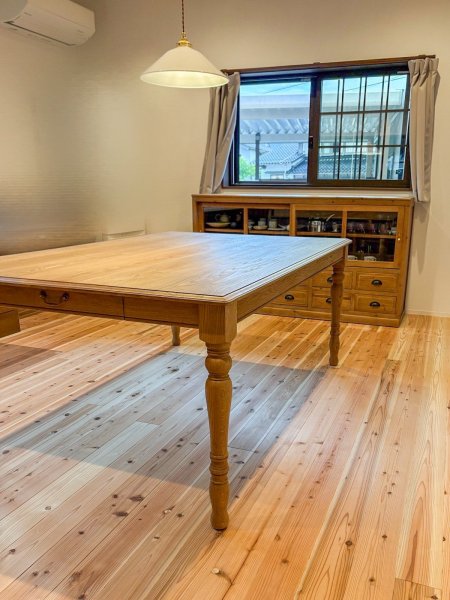 奥行き1200mmの大きなダイニングテーブル