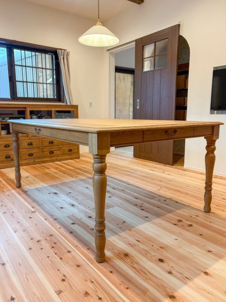 ホワイトオーク材のダイニングテーブル、1800✕1200mmの特大サイズ。