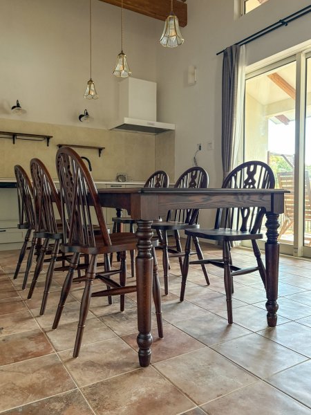 ヴィラやコテージ宿泊施設向けのテーブルもお任せください。