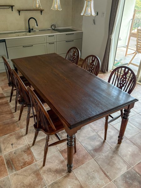 写真はW2000×D900mmの大きなダイニングテーブル。