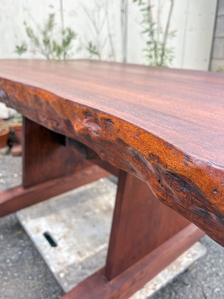 耳付きの一枚板天板、厚みは90mmほどありました。