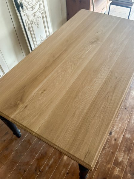 写真の天板はクリア色ウレタン仕上げ、21色からカラーオーダーいただけます。