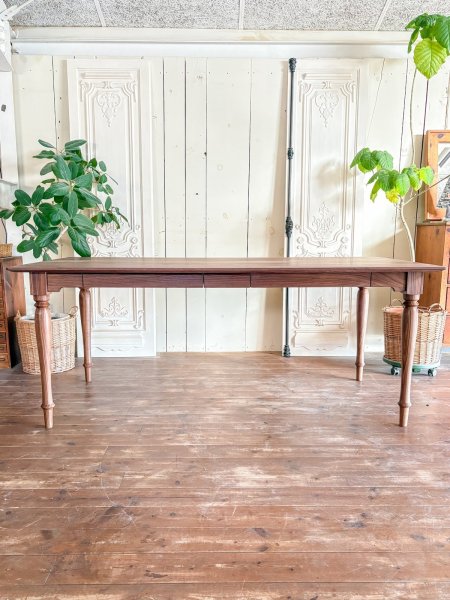 輸入住宅やアンティークインテリアに似合うろくろ足テーブルです。