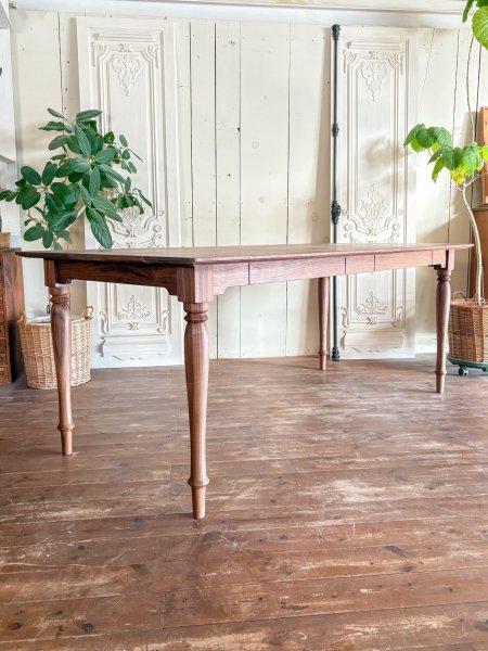 写真はW1800×D900mmの6人がけ、サイズオーダーも承ります。