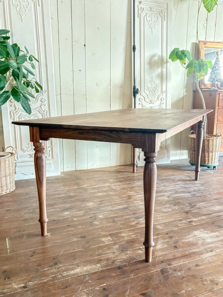 写真は高さは720ですが、チェアに合わせた高さ変更も可能です。