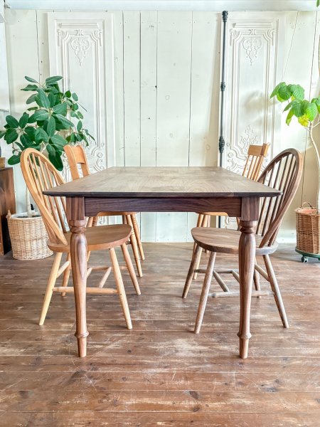 優雅なデザインで、アンティークチェアや輸入チェアと相性が良いです。