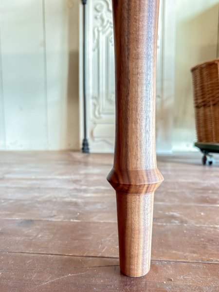 熟練の日本人職人が1点1点手掘りしております。