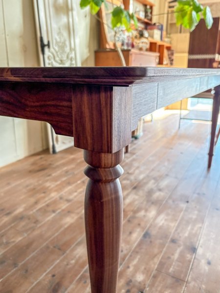 足元スペースを広く使うため、幕板をえぐったデザイン。