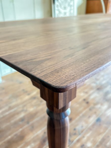 写真の天板エッジは、船底型のカットを加えました。