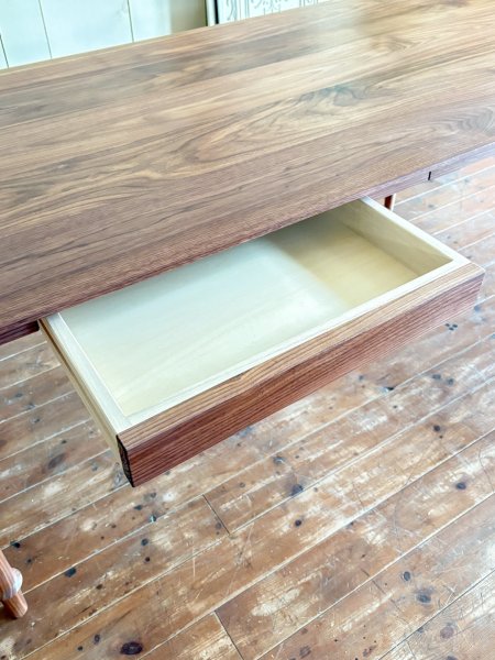 お好みで引出しも設置できます。