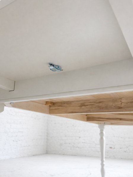 裏側の様子、金具で固定します。