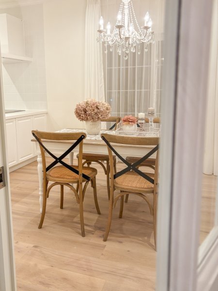 輸入住宅にオーダーメイドしたろくろ足ターンドレッグテーブル