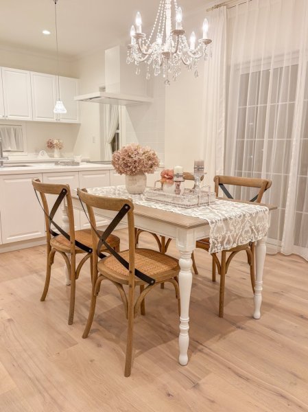 オークの床材と合わせたホワイトオーク天板のテーブル