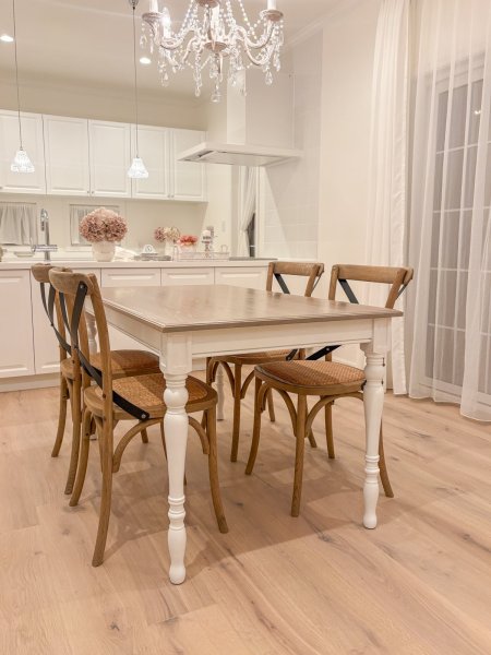 デザイン性が豊かで、輸入チェアやアンティークチェアと相性がよいです。