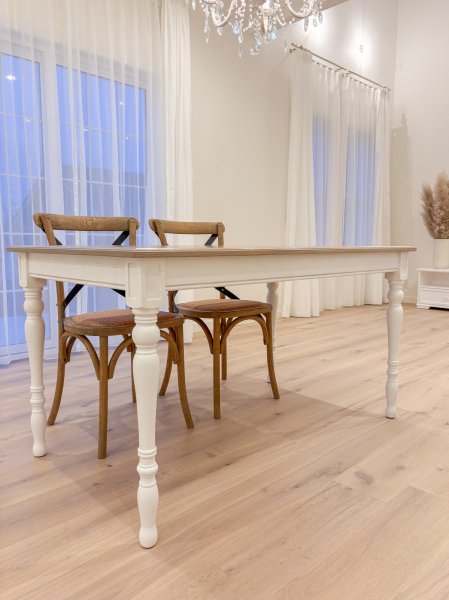 写真はW1400×D800の4人がけダイニングテーブル