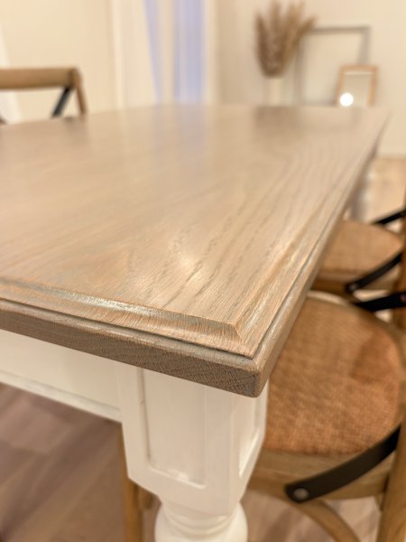 天板エッジはスクエアに、シャープなものを採用。