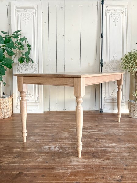 奥行は800mm、サイズオーダー可能です。