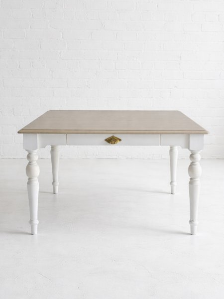 今は無きフランスブランドの家具をイメージした塗装仕上げのダイニングテーブルです。