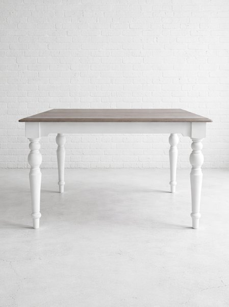 写真はW1100×D1100mm、正方形のテーブルです。