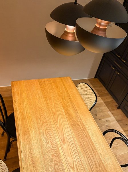 おしゃれなダイニングキッチン空間に、スタイリッシュなダイニングテーブルが仲間入り！