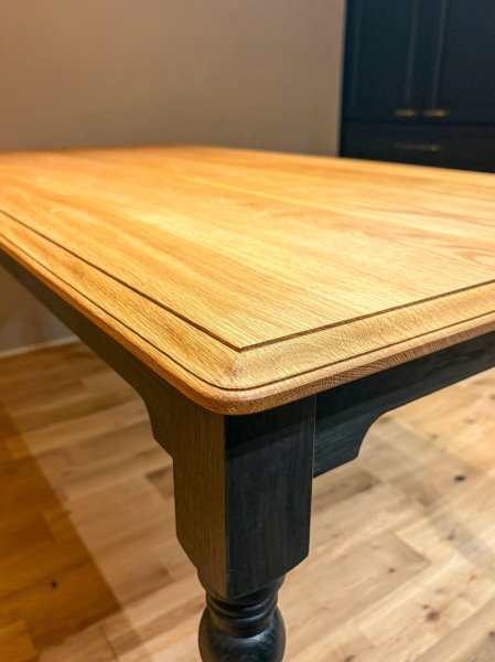 天板の縁にはアンティーク調のモールディングカット。