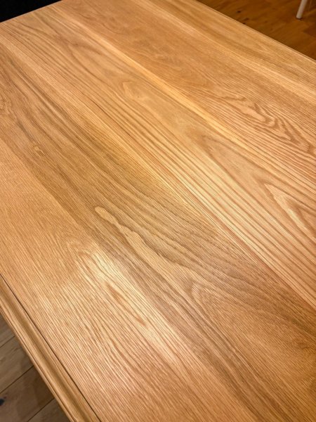 写真はクリア色オイルステイン仕上げ（電球色のライトの下）