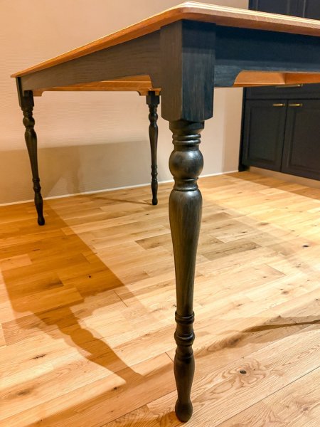 ホワイトオークの60mm角材を、ギリギリまで削ったろくろ足「スレンダー」