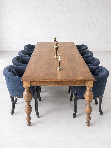 ホワイトオーク材を使った豪華なろくろ足ダイニングテーブル。