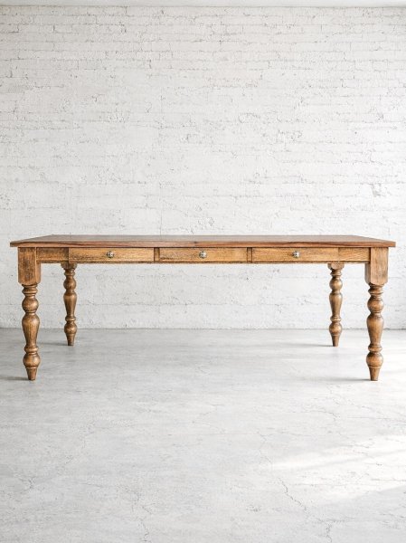 バイオマーブル天板を使ったろくろ足のダイニングテーブルです。