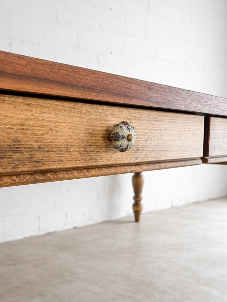 引出し付きのダイニングテーブルです。